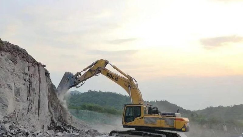 反击式破碎筛分设备操作规程：安全高效作业指南